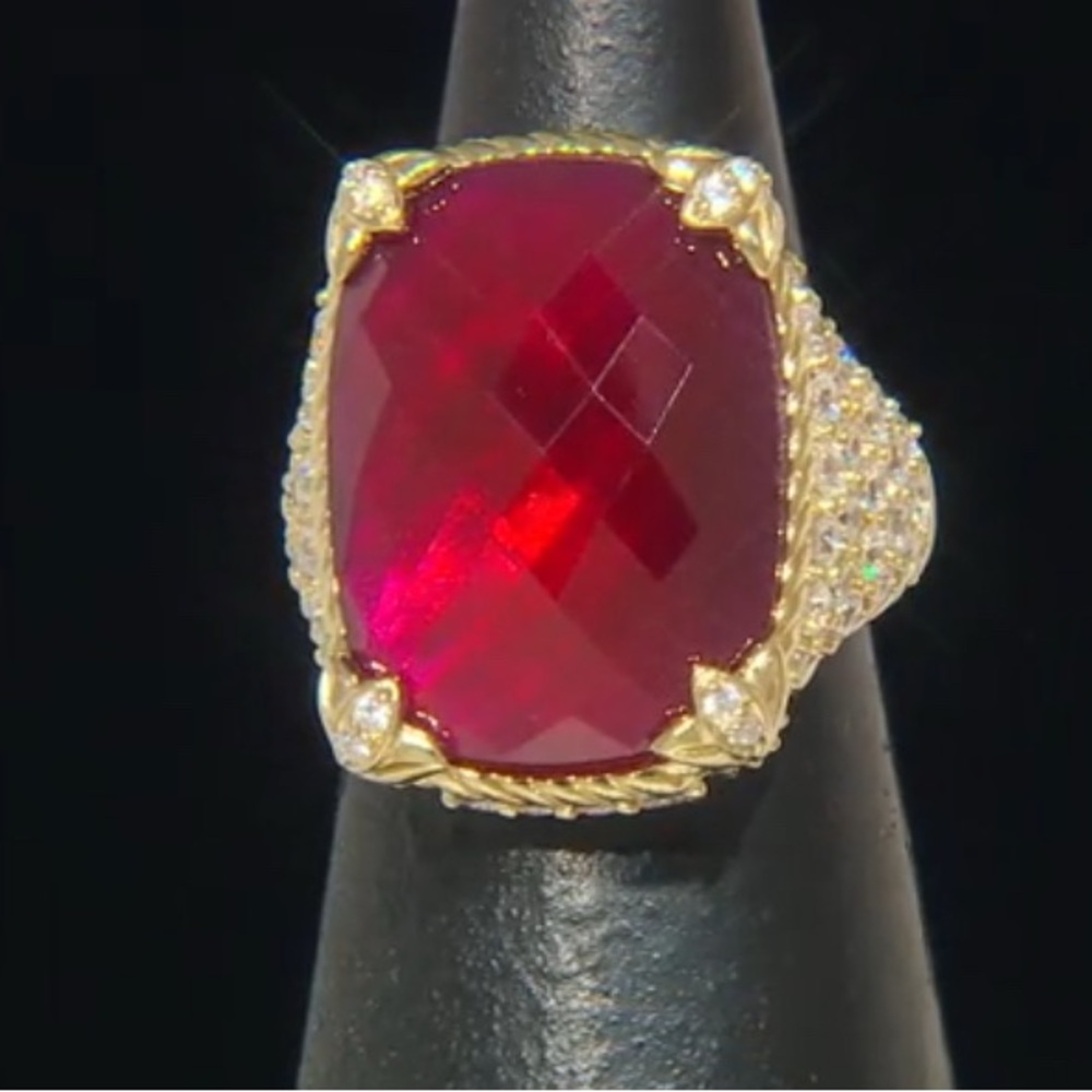 Elegant Gold and Red Gemstone Ring